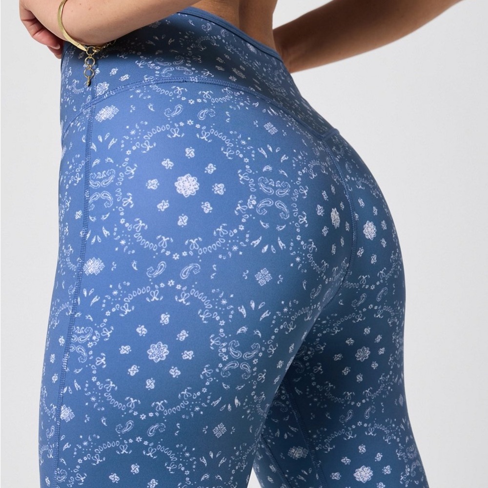 Fabletics Blue Patterned Leggings And Sports Bra … - image 2